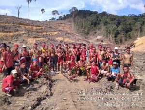 Protest by Indigenous Dayak community of Kualan Hili in the deforested area. © HO/Yayasan Link-AR Borneo